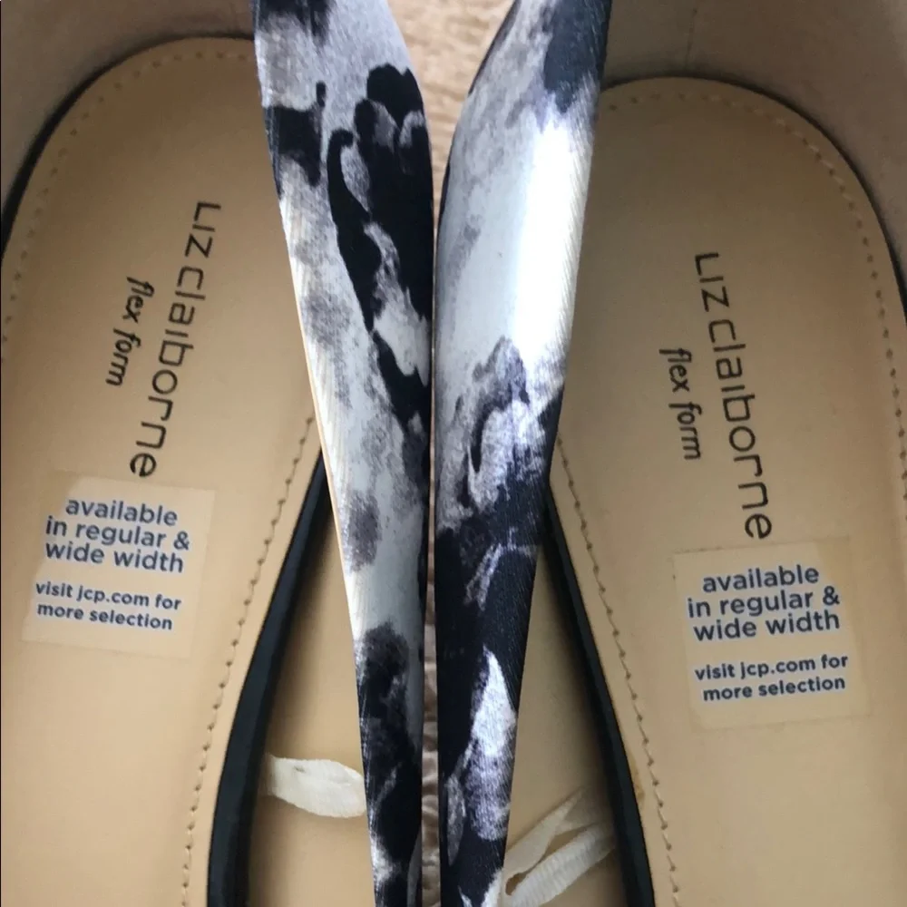Liz Claiborne Black and White Floral Women's Heels - Picture 3 of 4